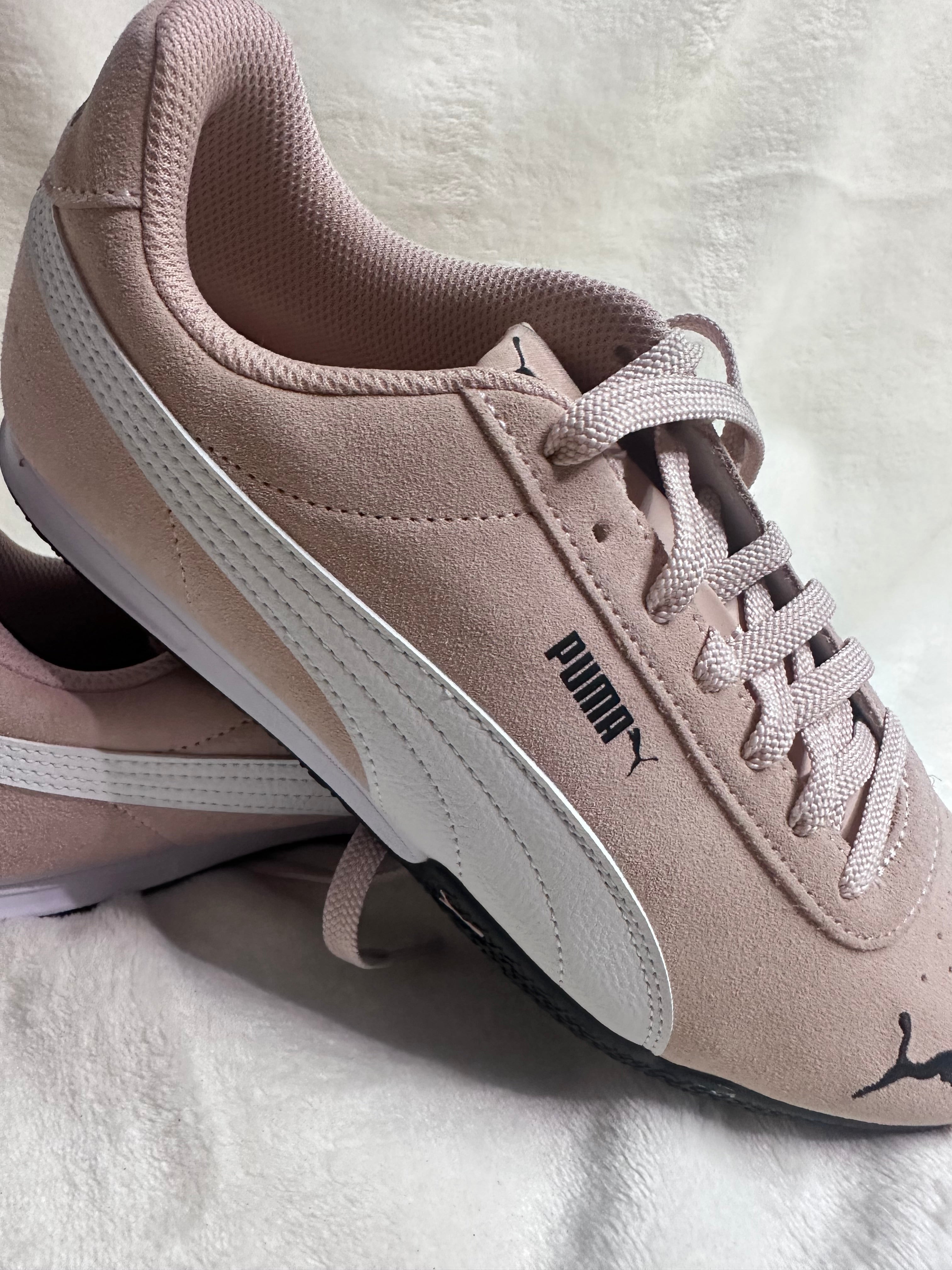 Tenis Pumas Blanco con Rosa Vintage para Mujer.