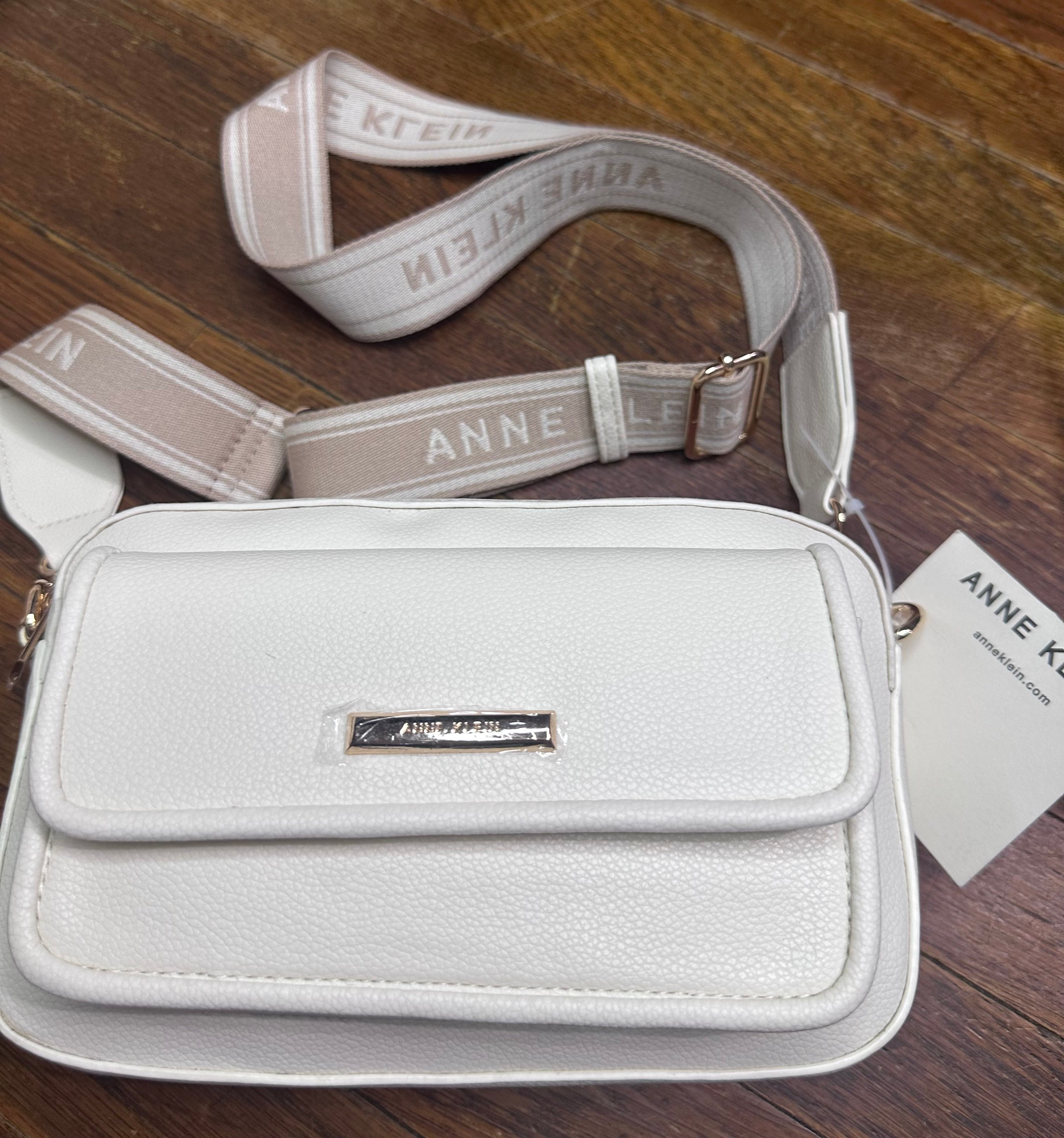 Crossbody Anne Klein Beige Claro.