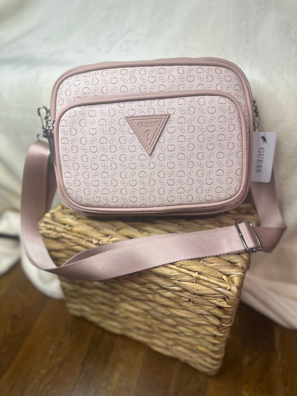 Bolsa Crossbody Guess color Rosa.