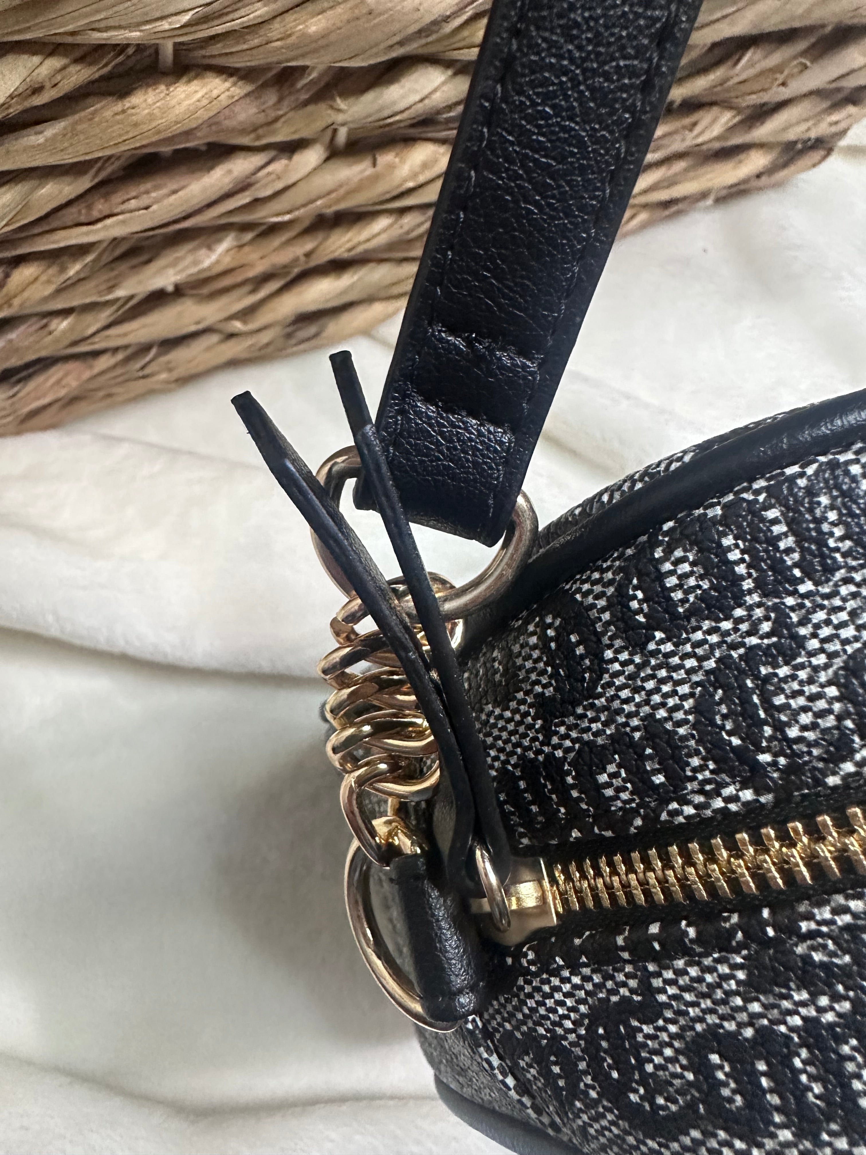 Bolsa Juicy Couture Negra con charm en forma de 🍓
