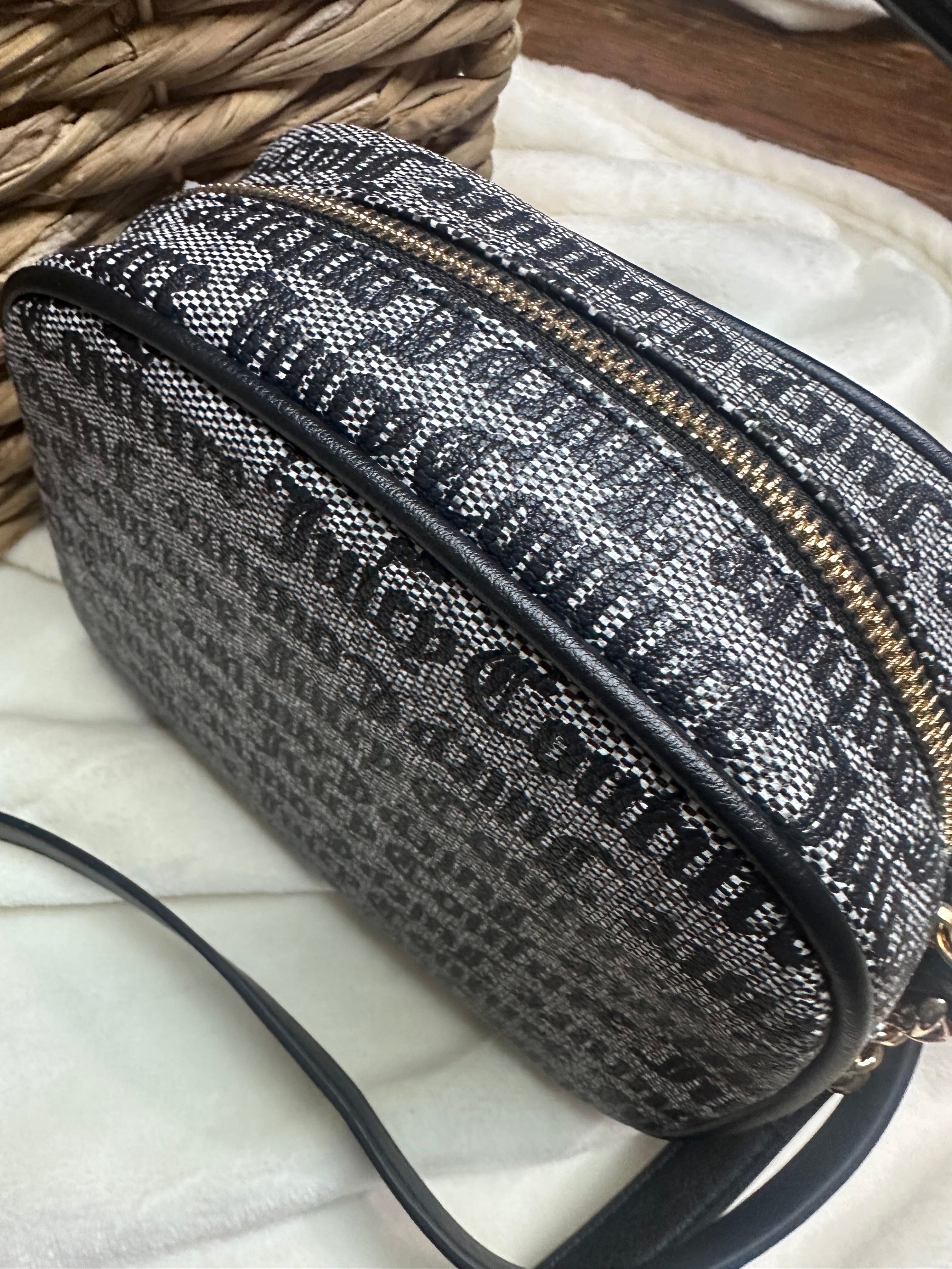 Bolsa Juicy Couture Negra con charm en forma de 🍓