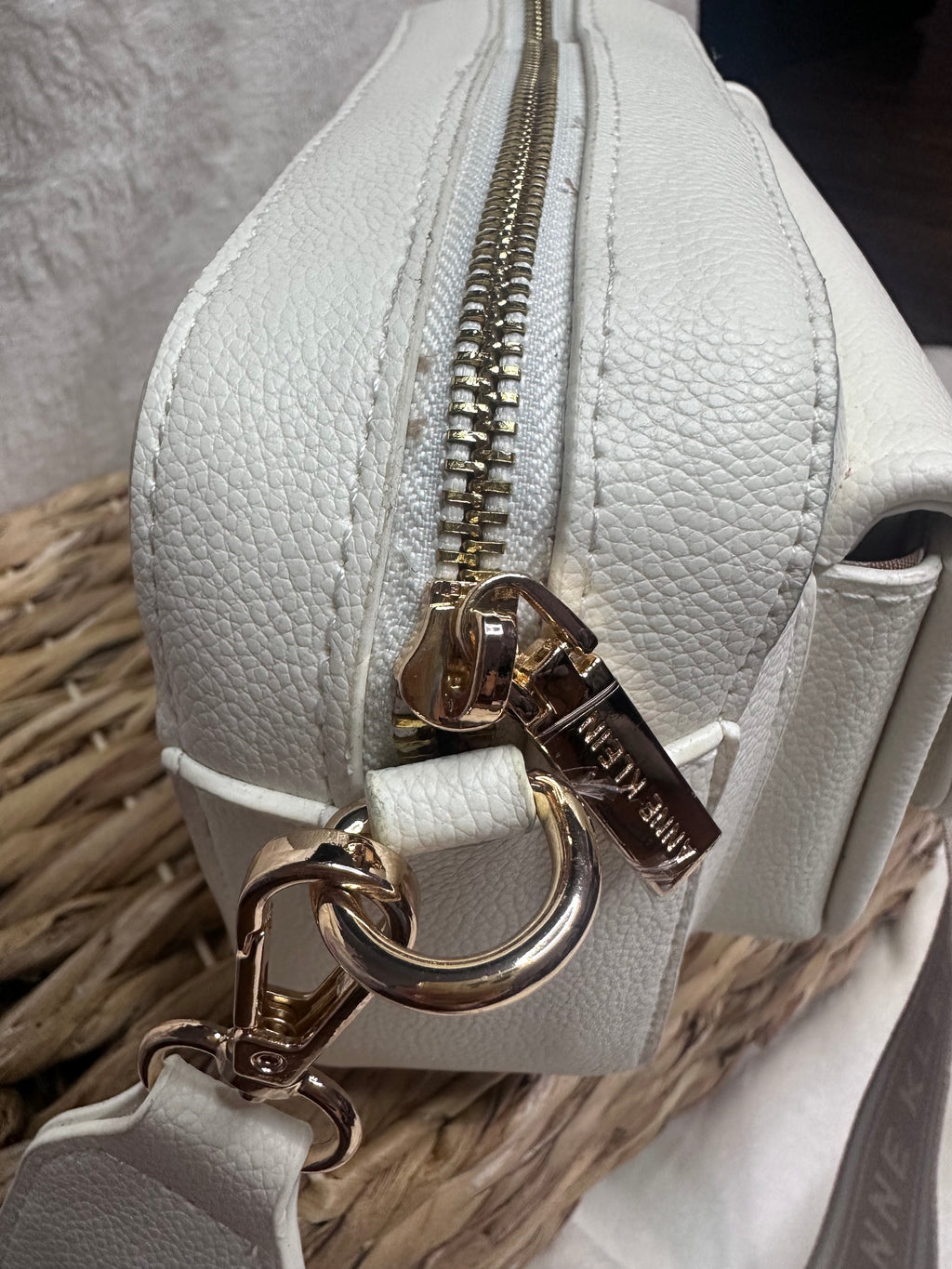 Crossbody Anne Klein Beige Claro.