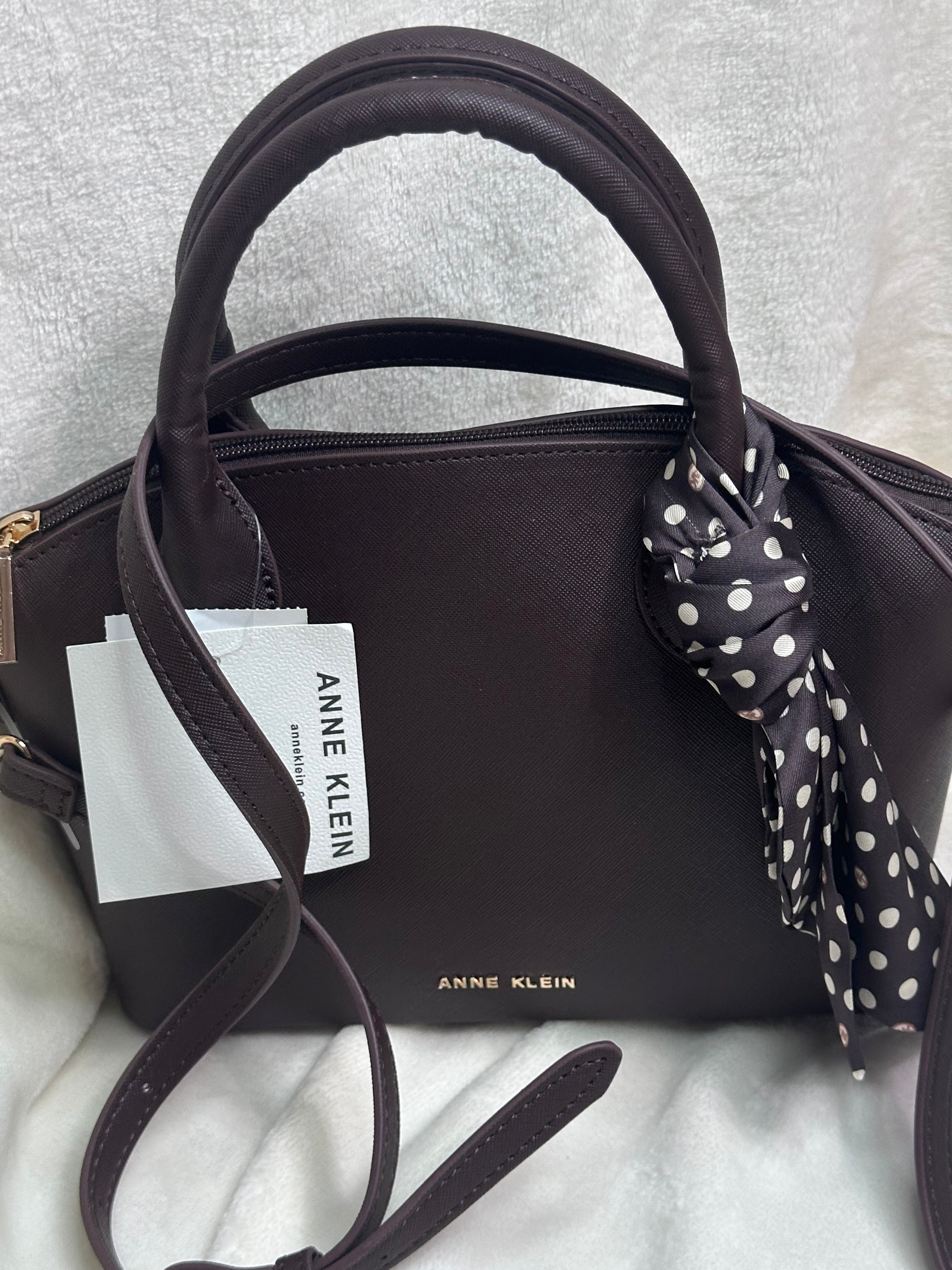 Bolsa Anne Klein Chocolate con Charm de pañuelo.
