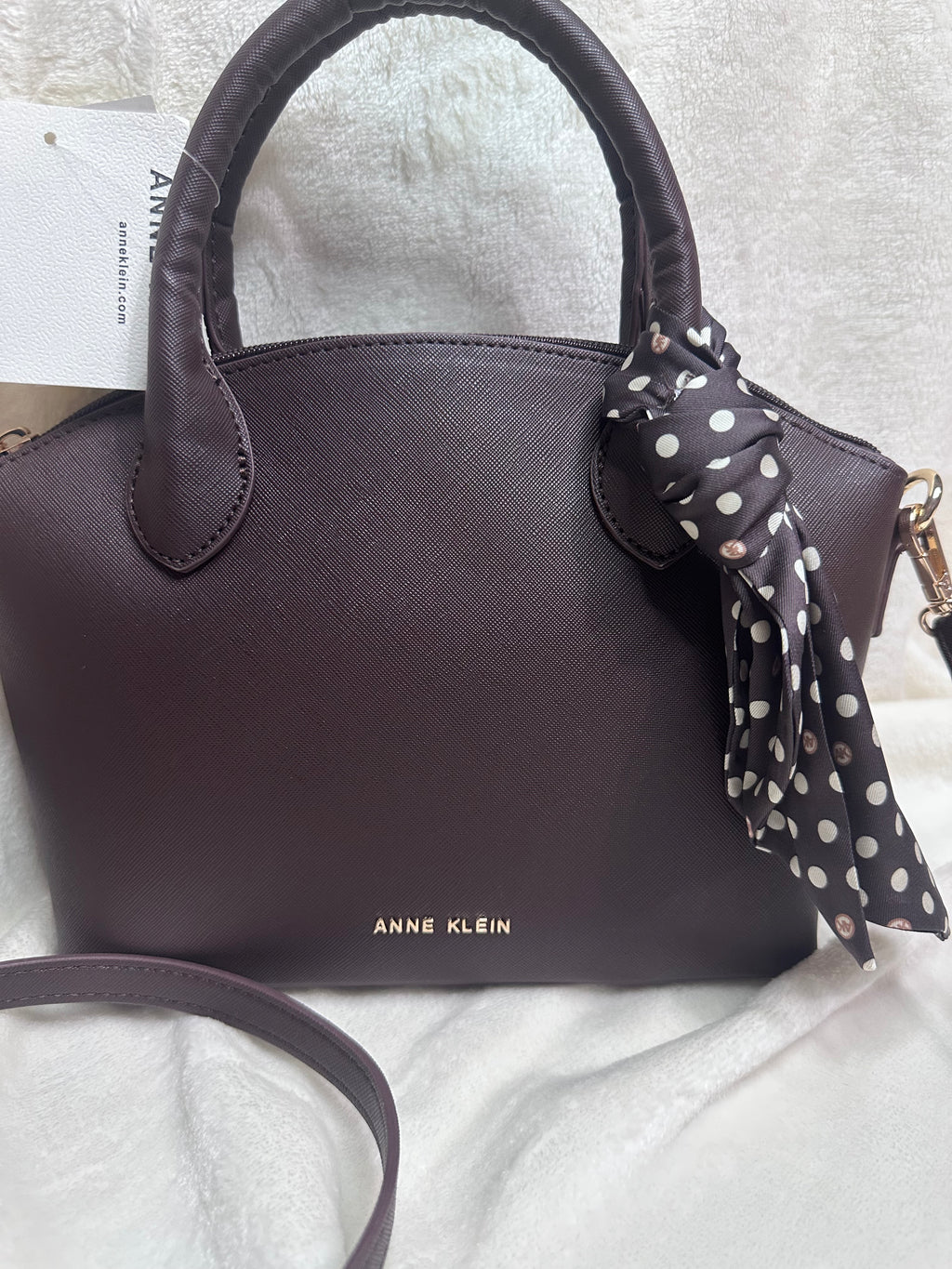 Bolsa Anne Klein Chocolate con Charm de pañuelo.