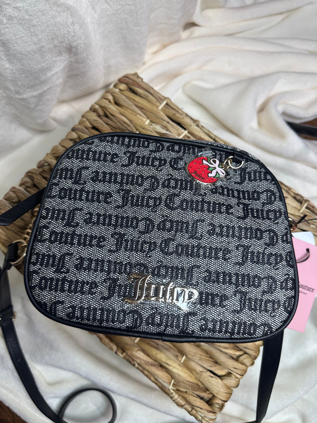 Bolsa Juicy Couture Negra con charm en forma de 🍓