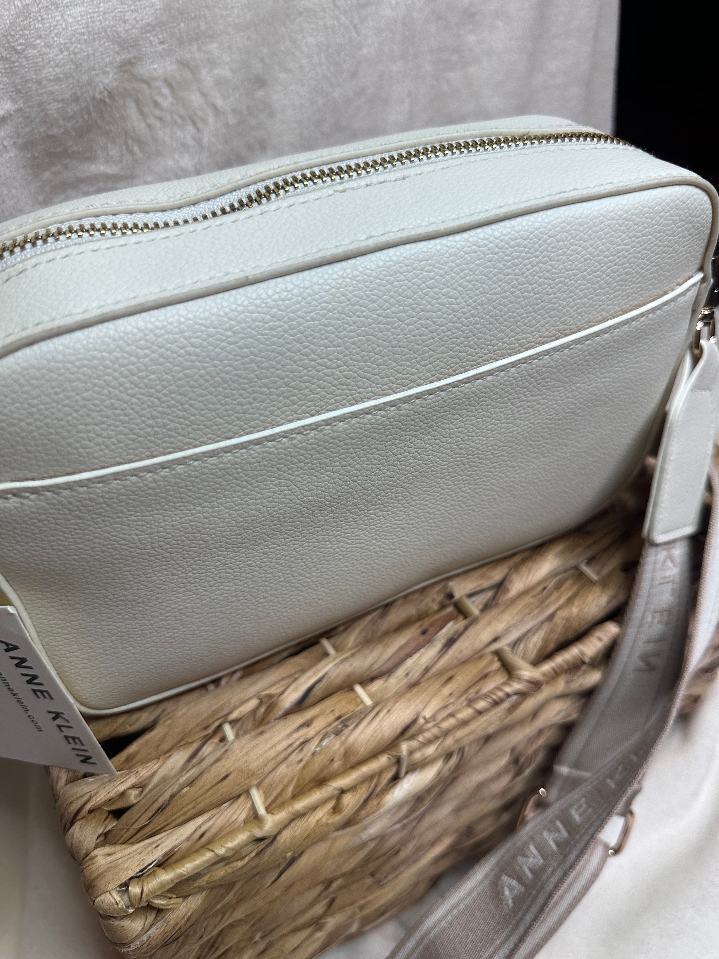 Crossbody Anne Klein Beige Claro.