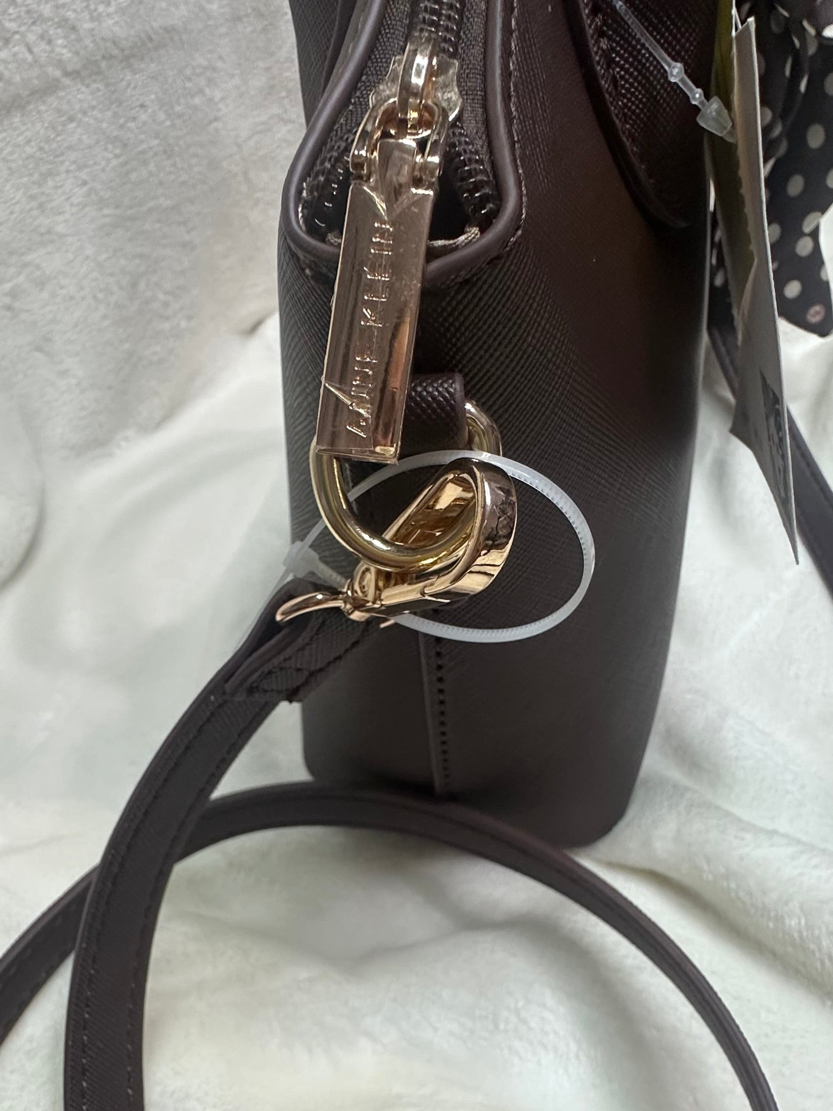 Bolsa Anne Klein Chocolate con Charm de pañuelo.
