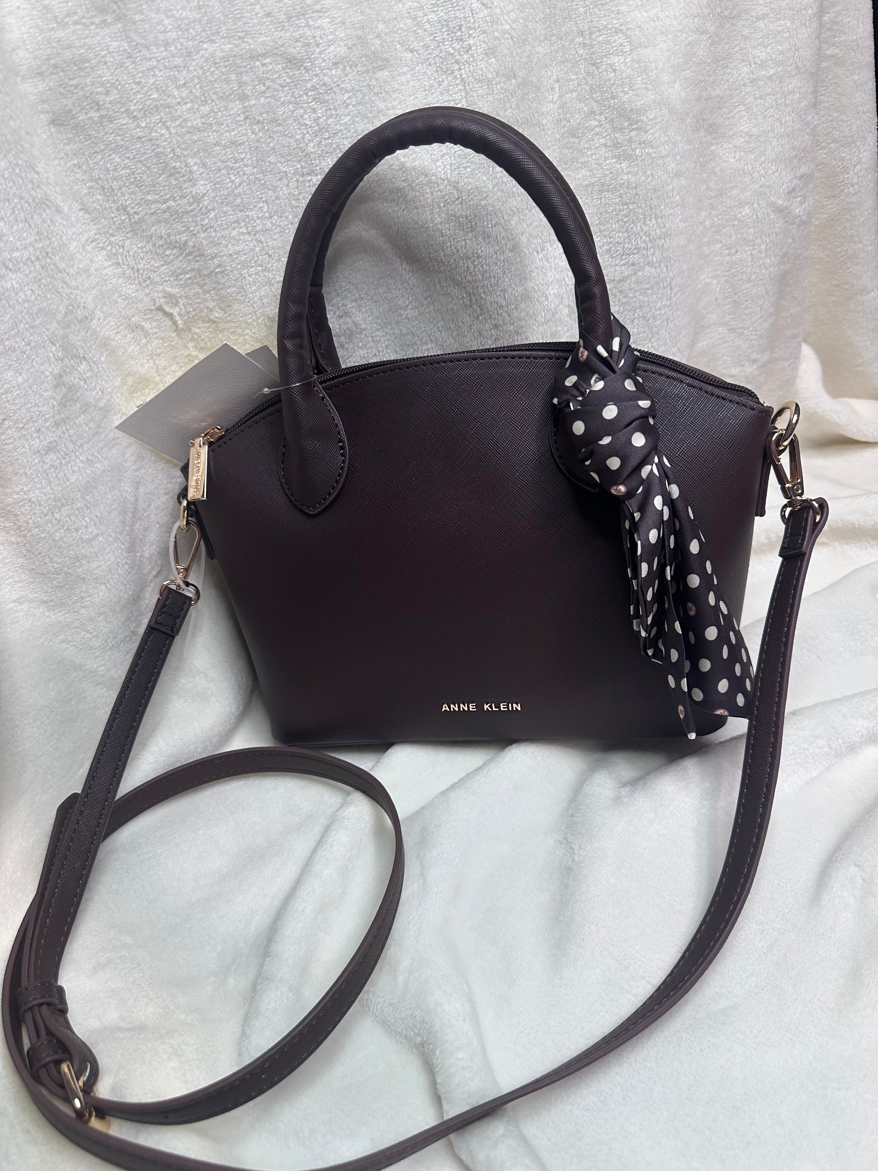 Bolsa Anne Klein Chocolate con Charm de pañuelo.