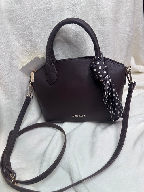 Bolsa Anne Klein Chocolate con Charm de pañuelo.