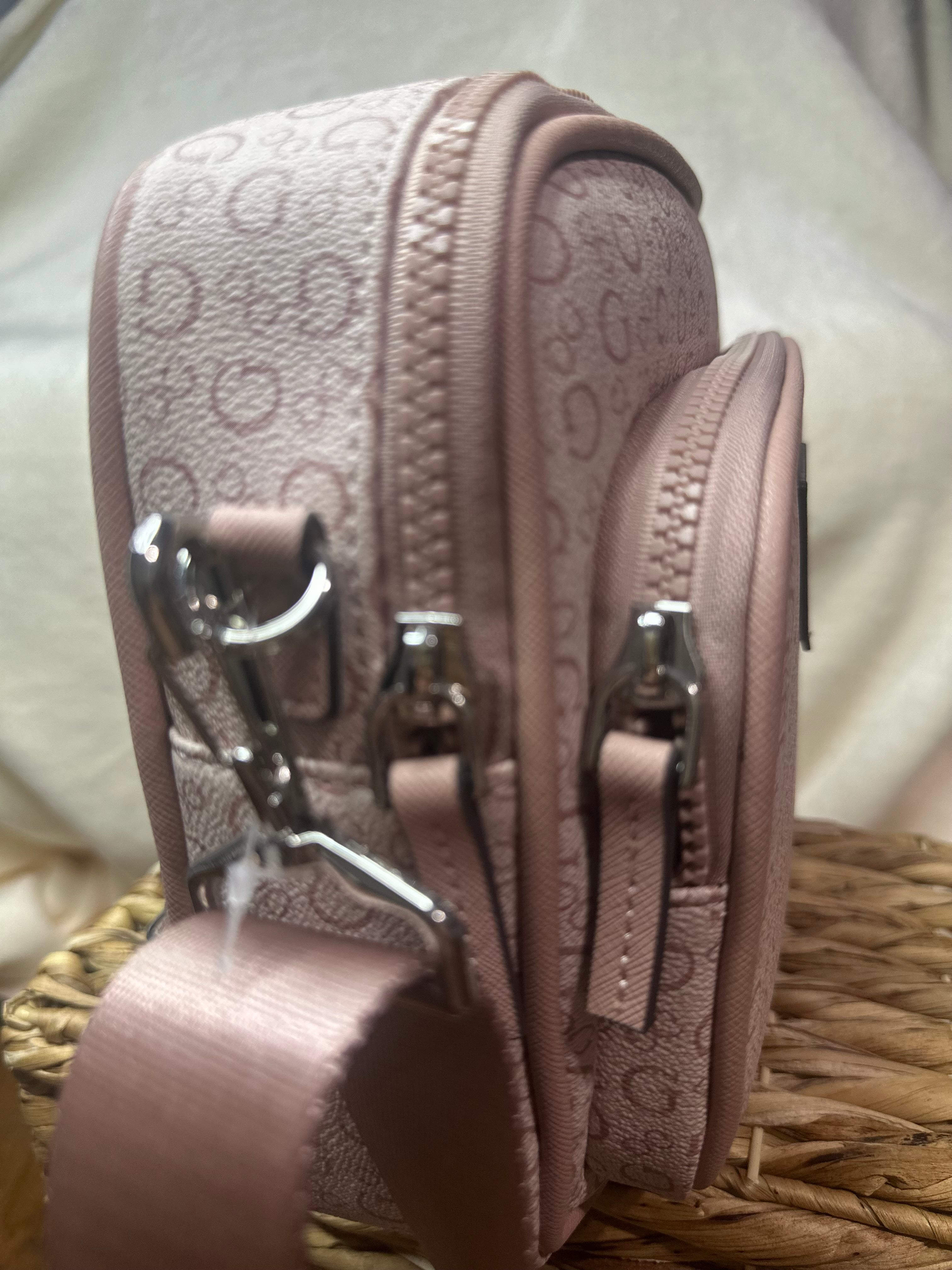 Bolsa Crossbody Guess color Rosa.