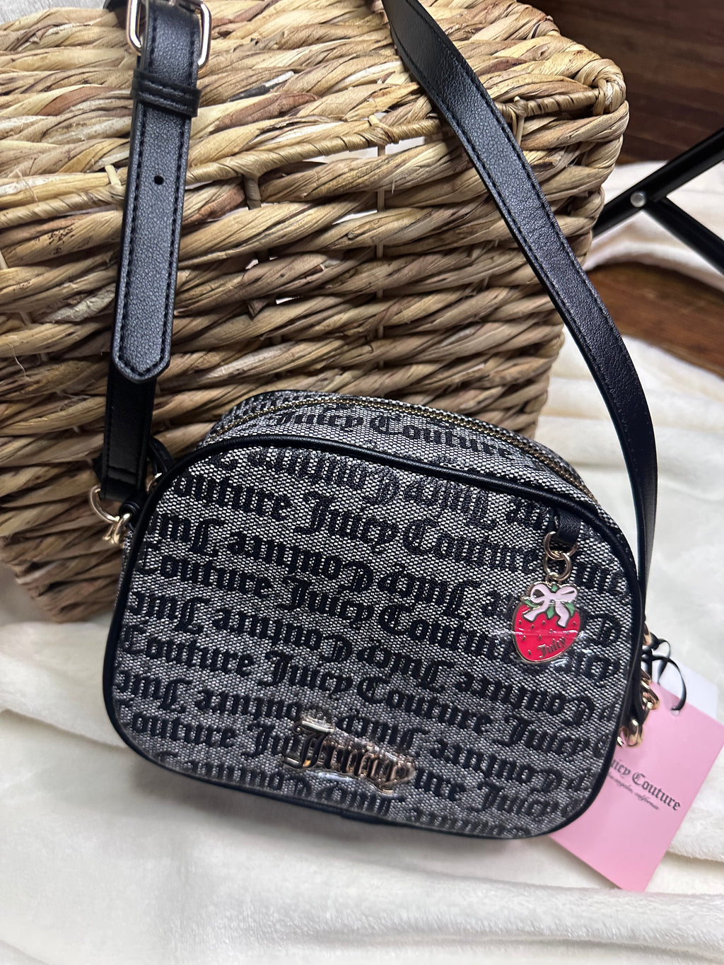 Bolsa Juicy Couture Negra con charm en forma de 🍓
