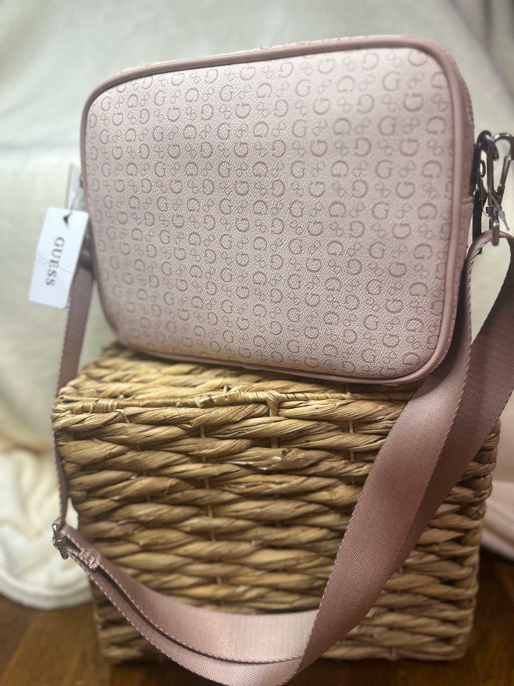 Bolsa Crossbody Guess color Rosa.