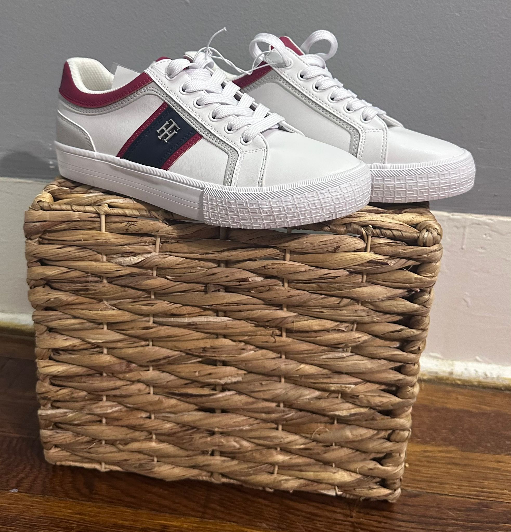 Tenis Tommy Hilfiger Blancos con Franja Roja y Azul - Mujer