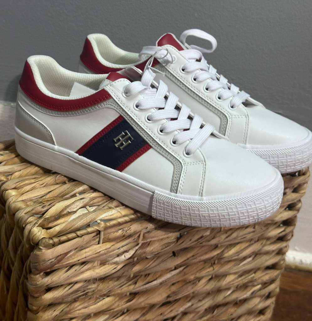 Tenis Tommy Hilfiger Blancos con Franja Roja y Azul - Mujer