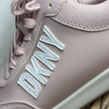 DKNY Tenis Rosa Blush - detalle logo